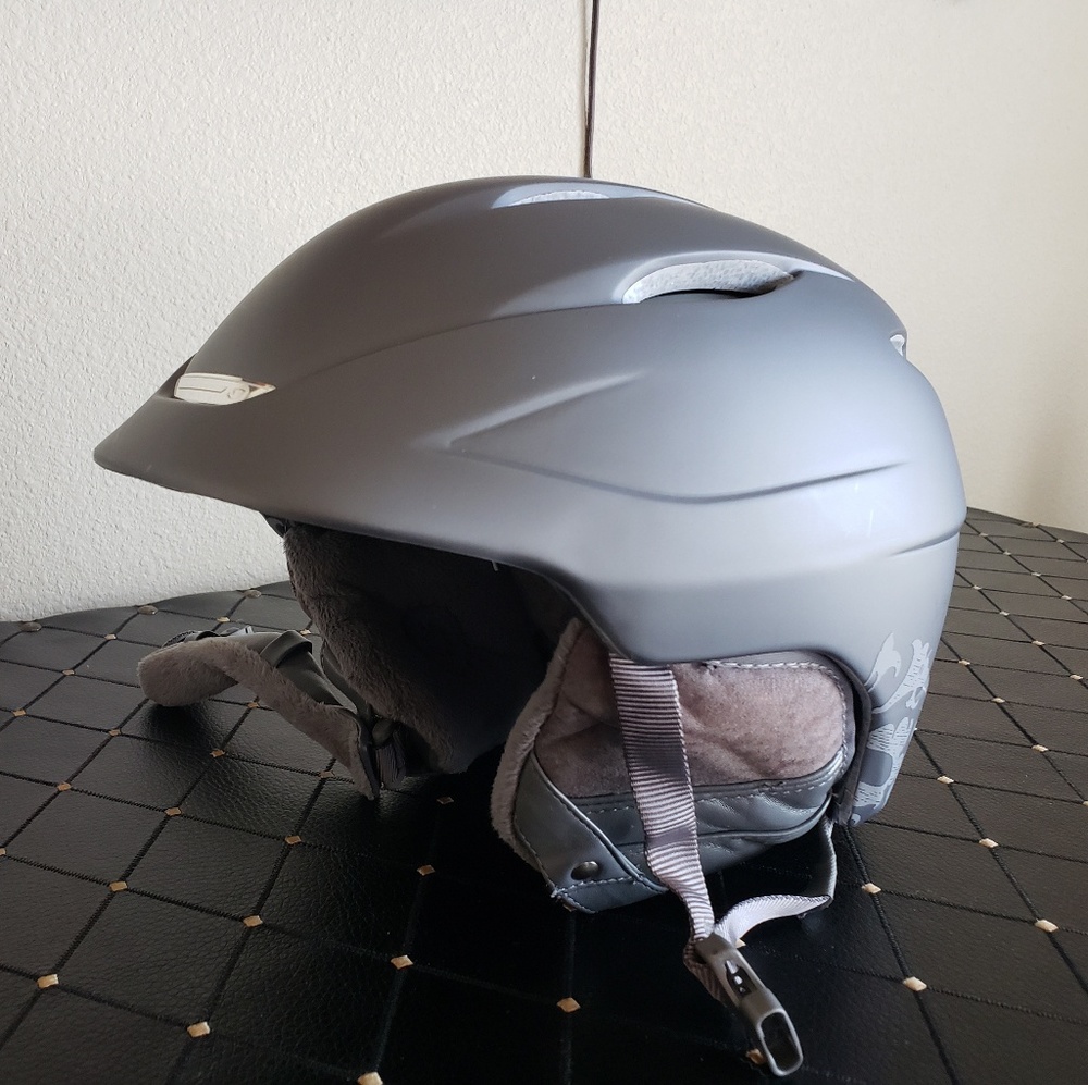 Giro Sheer women's ski/snowboarding helmet
